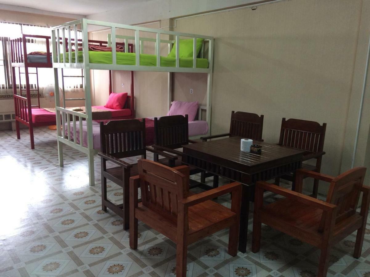 Changphuakgate Guesthouse Чиангмай Екстериор снимка