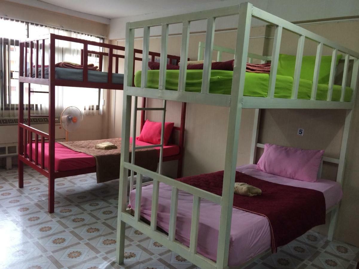 Changphuakgate Guesthouse Чиангмай Екстериор снимка
